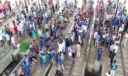 ঢাকা-চট্টগ্রাম রেলপথ অবরোধ করে বিক্ষোভ